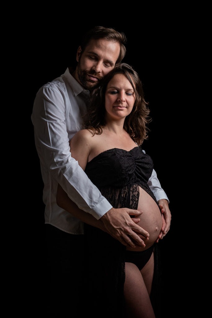 photographe maternité grossesse fond noir